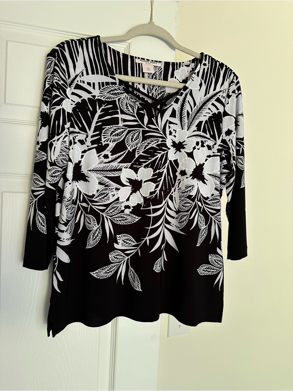 Allison Daley Black and White Floral V-Neck Long Sleeve Top